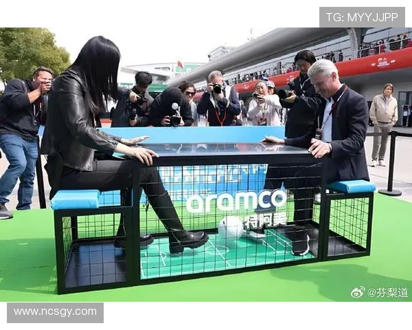 赵丽娜F1现场与传奇车手畅聊退役生活 赵丽娜F1现场与传奇车手畅聊退役生活